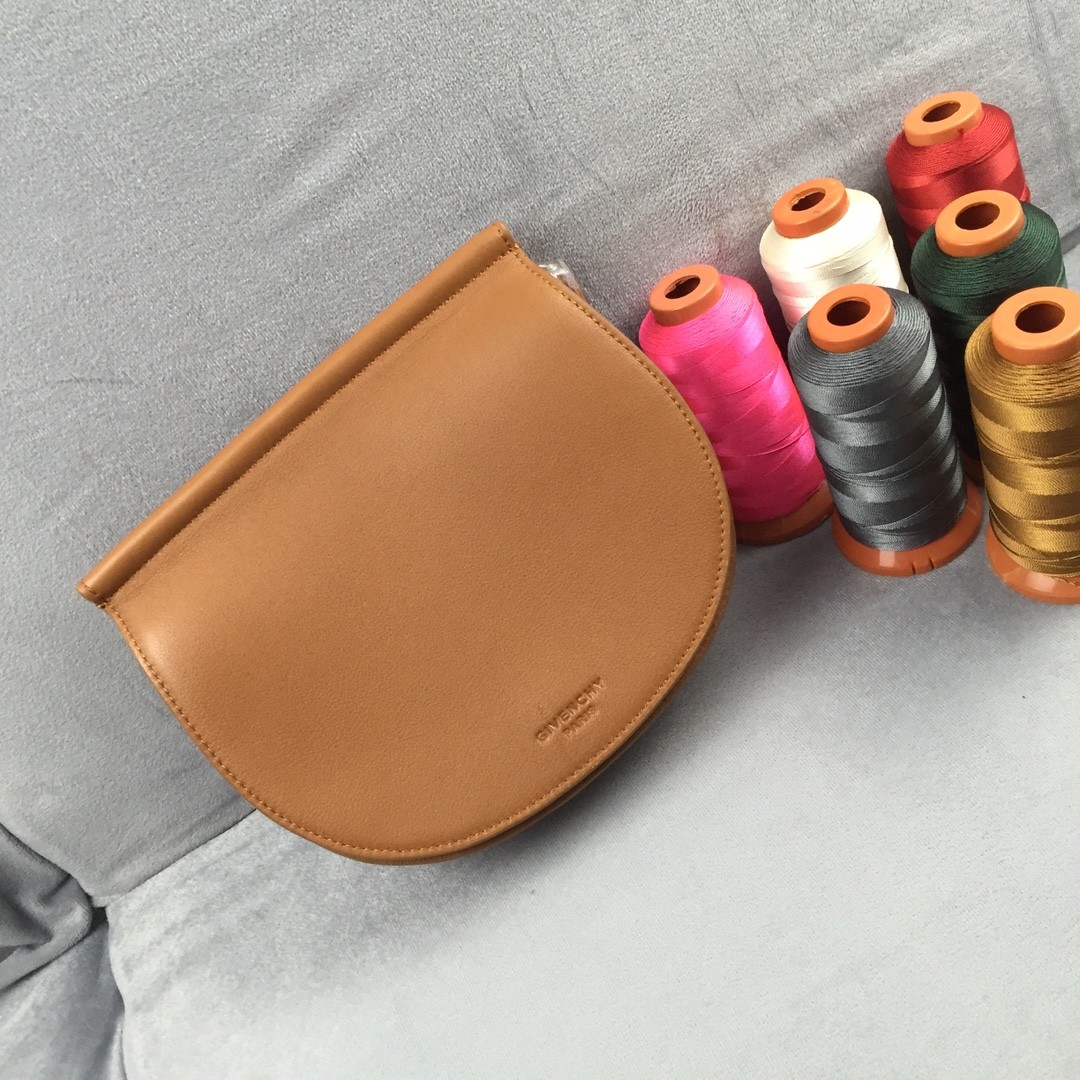 GIVENCHY 지방시  인피니티 새들(INFINITY SADDLE)백