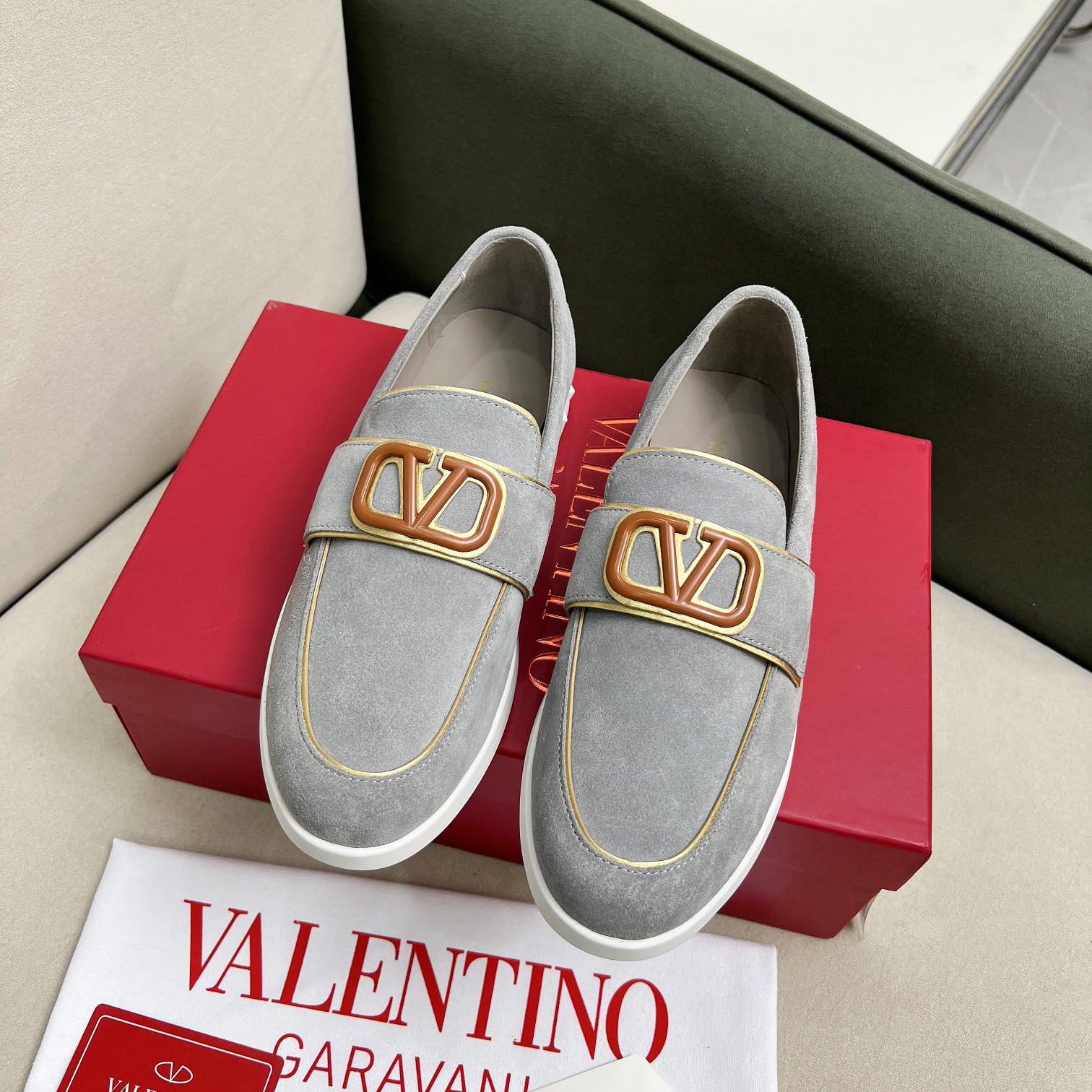 VALENTINO 발렌티노 V로고 시그니처 남성로퍼 hk252122