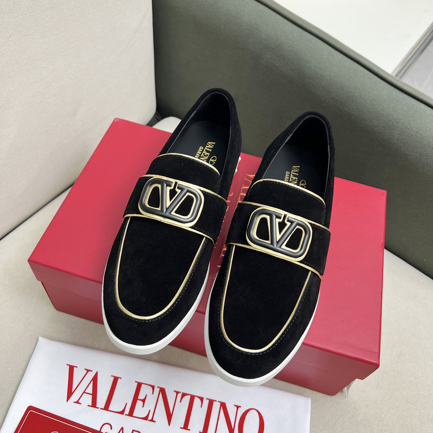 VALENTINO 발렌티노 V로고 시그니처 남성로퍼 hk252122