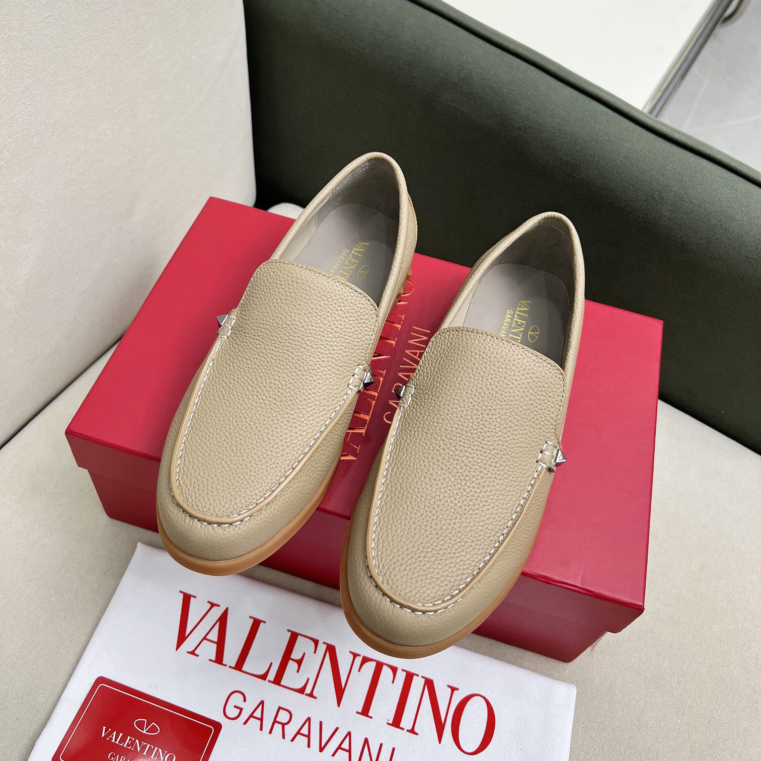 VALENTINO 발렌티노 무로고 시그니처 남성로퍼 hk252123