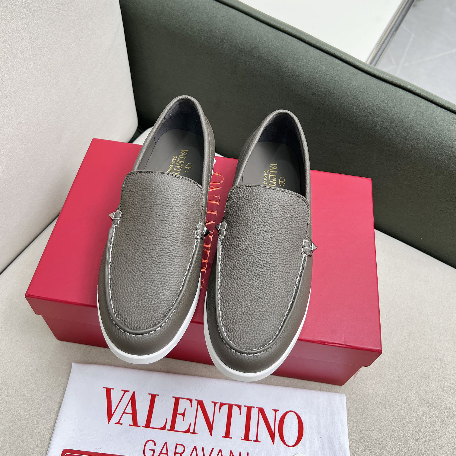 VALENTINO 발렌티노 무로고 시그니처 남성로퍼 hk252123