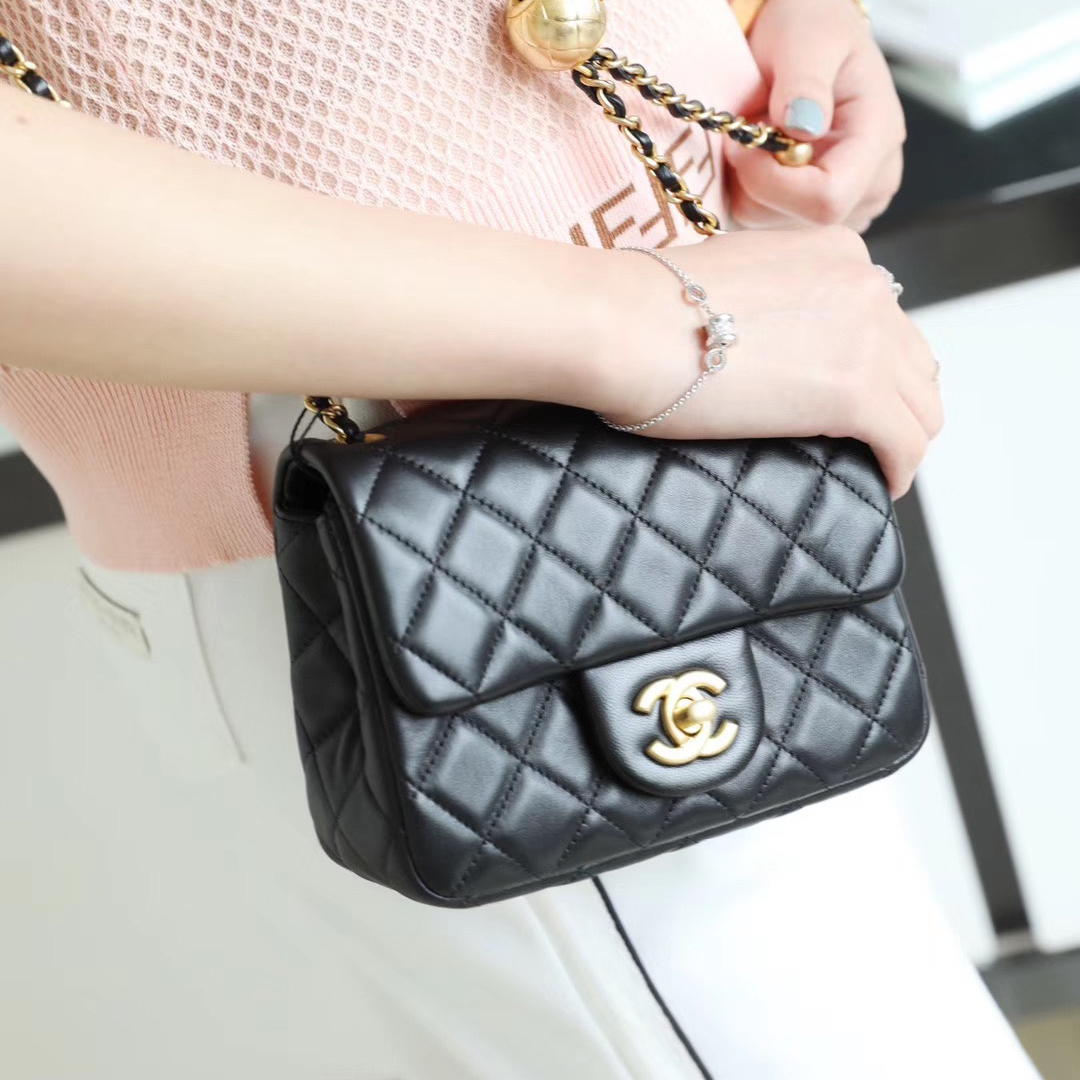 CHANEL 샤넬 쁘띠삭골든볼 클래식 9칼라 금장램스킨 18cm AS1786