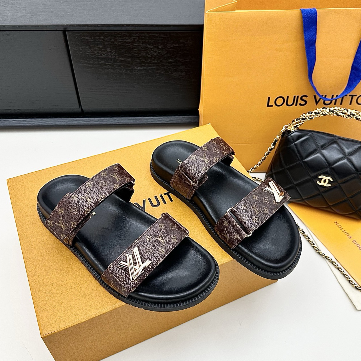 LOUIS VUITTON 루이비통 슬리퍼 2507131538