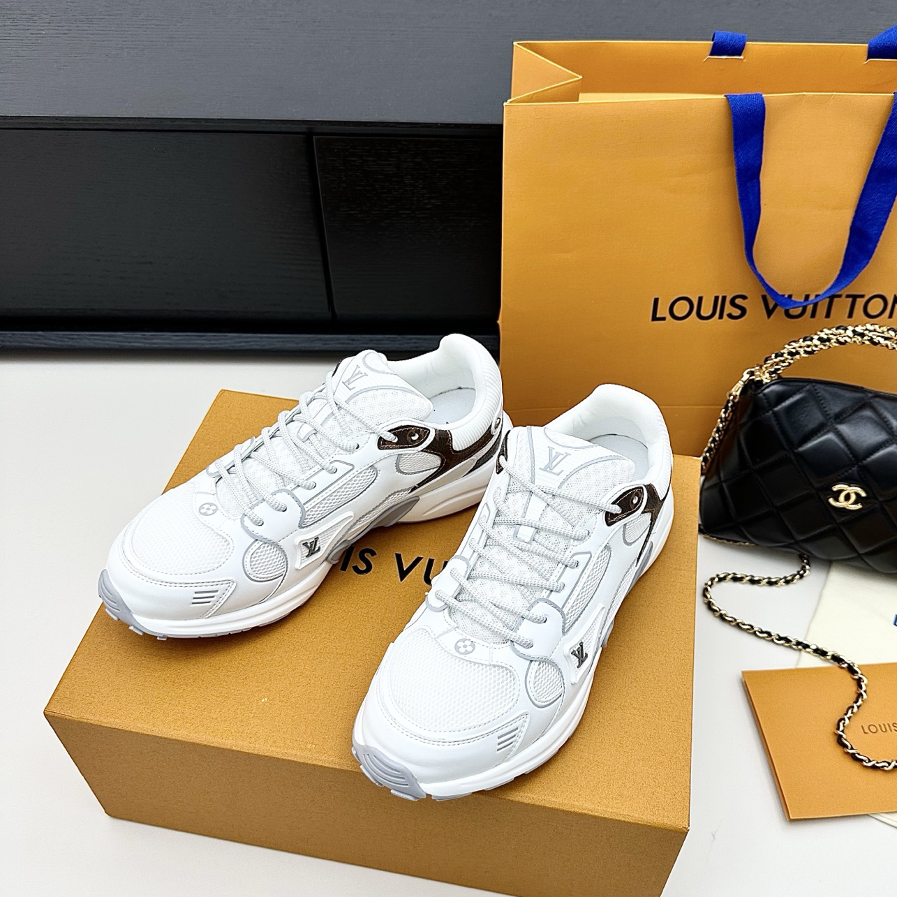 LOUIS VUITTON 루이비통 스니커즈 2507131543