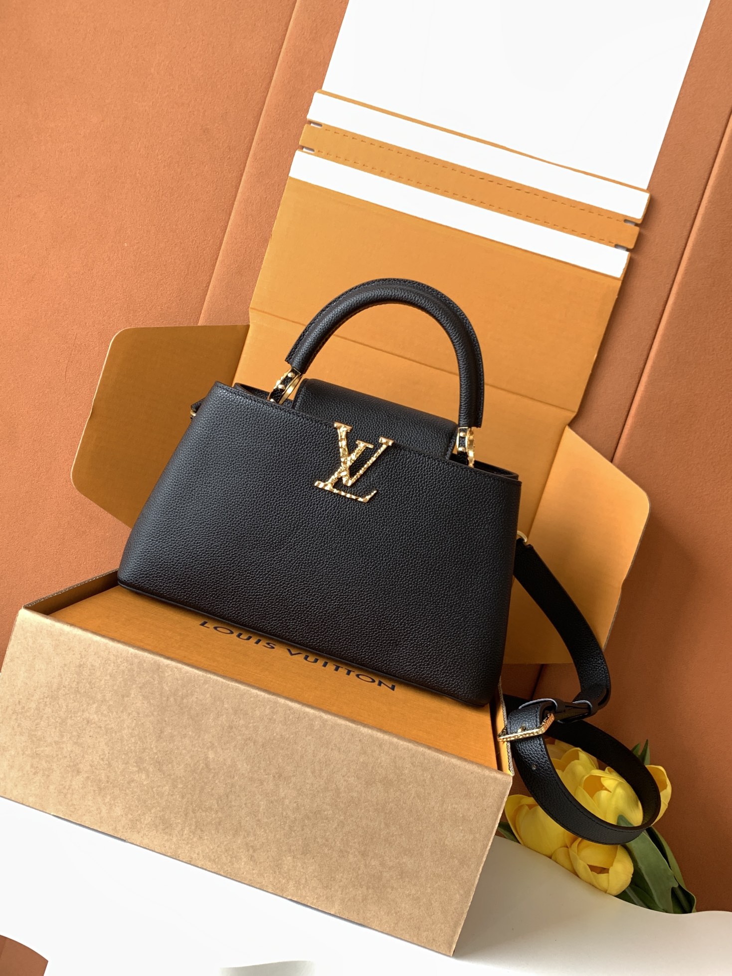 LOUIS VUITTON 루이비통 capucines east west #259131558